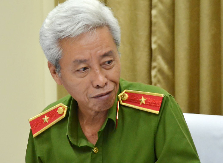 Nhóm vận chuyển 895 bánh heroin từng xuất khẩu một chuyến hàng từ TP.HCM ảnh 2 Thiếu tướng Phan Anh Minh trao đổi với đồng nghiệp chiều nay. Ảnh: Quốc Thắng.