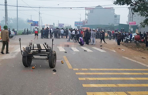 Vụ tai nạn kinh hoàng ở Vĩnh Phúc: 7 xe tang nối nhau trong ngôi làng ở Vĩnh Phúc ảnh 3 Hiện trường vụ tai nạn. Ảnh: Văn Hải