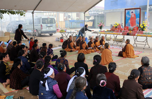 Vụ tai nạn kinh hoàng ở Vĩnh Phúc: 7 xe tang nối nhau trong ngôi làng ở Vĩnh Phúc ảnh 1 Lễ cầu siêu cho các nạn nhân. Ảnh: Tất Định