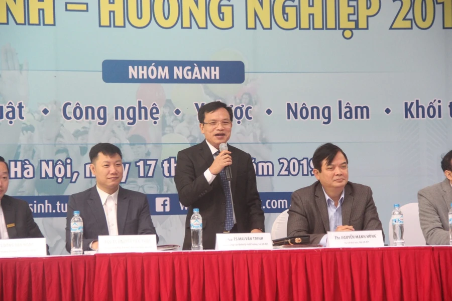 PGS Mai Văn Trinh chia sẻ thông tin về Kỳ thi THPT quốc gia 2019 tại Ngày hội tư vấn tuyển sinh, hướng nghiệp. Ảnh: Sỹ Điền