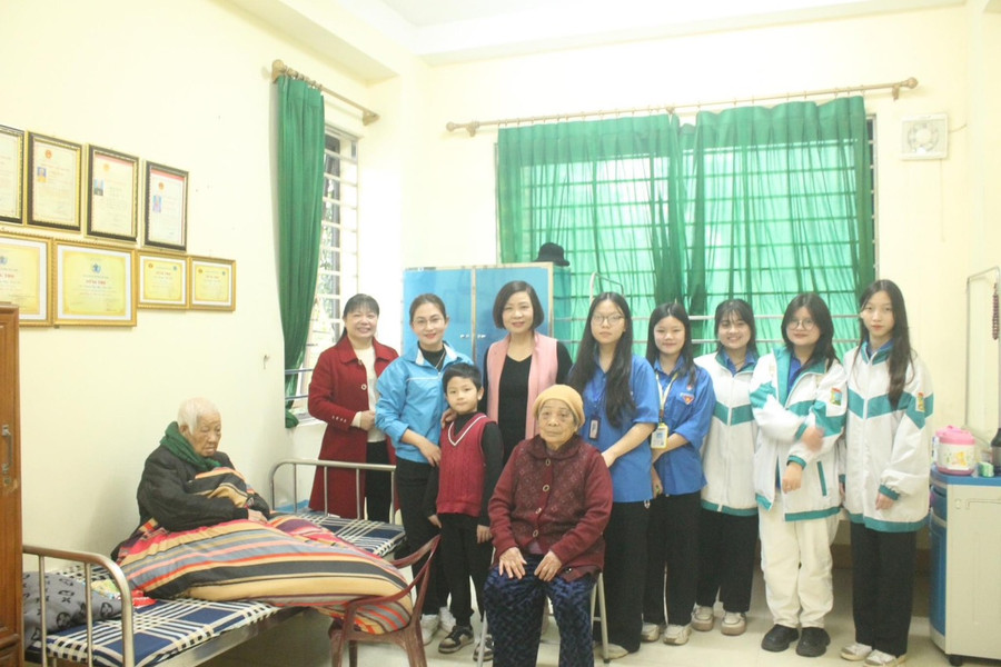 Tuyết Mai (ngoài cùng bên phải) tham gia hoạt động tình nguyện do Đoàn trường tổ chức. Tuyết Mai (ngoài cùng bên phải) tham gia hoạt động tình nguyện do Đoàn trường tổ chức.