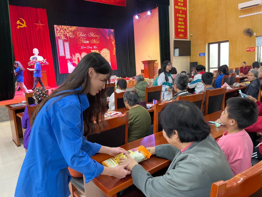 Tuyết Mai thường xuyên chủ động tham gia các hoạt động thiết thực, hấp dẫn gắn với phong trào tình nguyện, văn hoá của trường. Tuyết Mai thường xuyên chủ động tham gia các hoạt động thiết thực, hấp dẫn gắn với phong trào tình nguyện, văn hoá của trường.