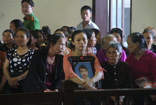 Người nhà cầm di ảnh nam sinh Phượng tới phiên xử. Người nhà cầm di ảnh nam sinh Phượng tới phiên xử. Ảnh: Đức Hùng