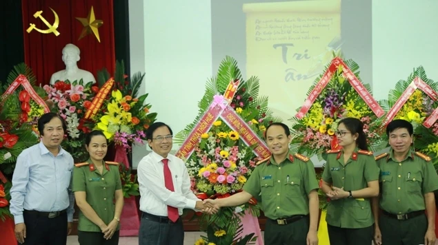 Đại tá Nguyễn Quốc Đoàn- Giám đốc công an tỉnh Thừa Thiên Huế tặng hoa chúc mừng ngành GD-ĐT tỉnh Thừa Thiên Huế 