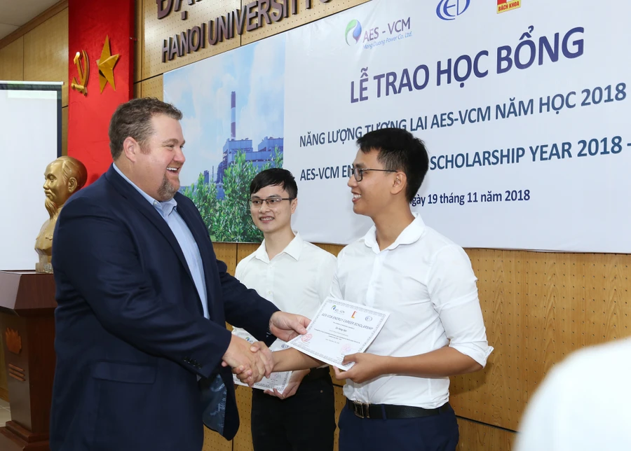 Đại diện AES VCM trao học bổng