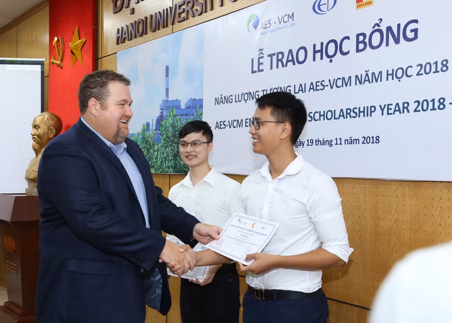 Đại diện AES VCM trao học bổng