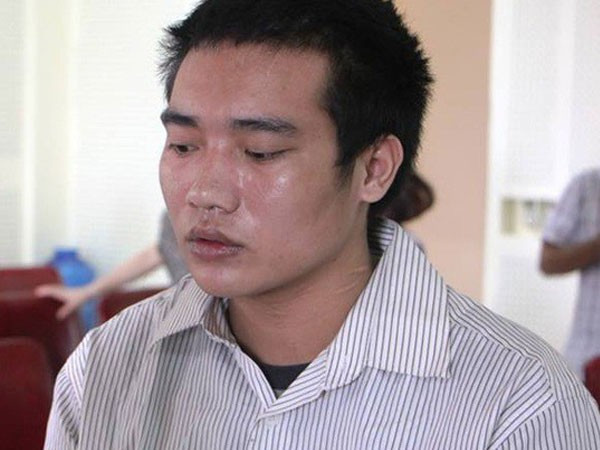 Nghi vợ mời thầy cúng hại mình, chồng giết con, chém vợ rồi tự sát ảnh 1  Bị cáo Lương Văn Hùng tại phiên tòa.