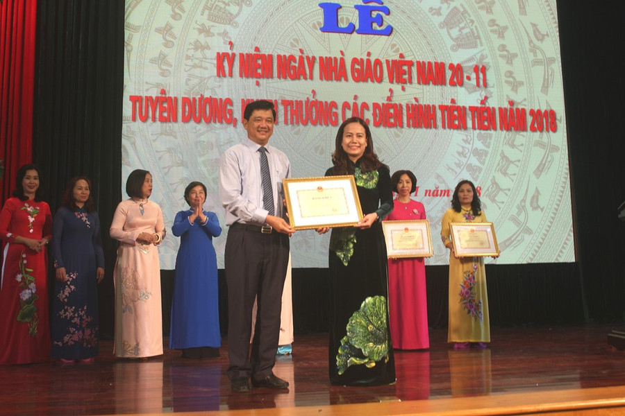 Ngành GD-ĐT Hoàn Kiếm (Hà Nội) tuyên dương, khen thưởng điển hình tiên tiến năm 2018 ảnh 8 Ngành GD-ĐT Hoàn Kiếm (Hà Nội) tuyên dương, khen thưởng điển hình tiên tiến năm 2018 ảnh 8