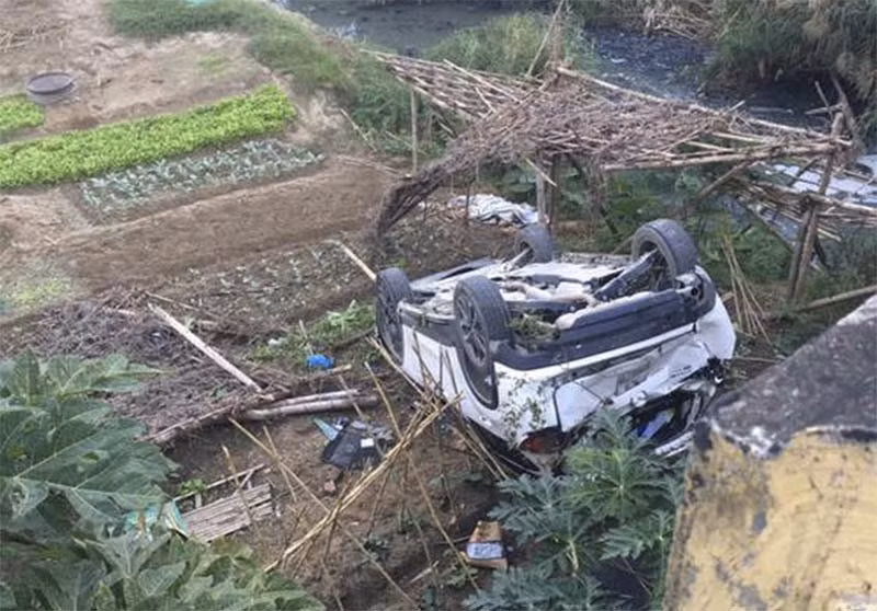 Nữ tài xế lái CX5 lao thẳng xuống mương nước thải tại Hà Nội