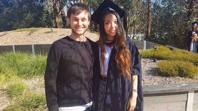 Gia Bảo và bạn quốc tế trong lễ tốt nghiệp thạc sĩ.