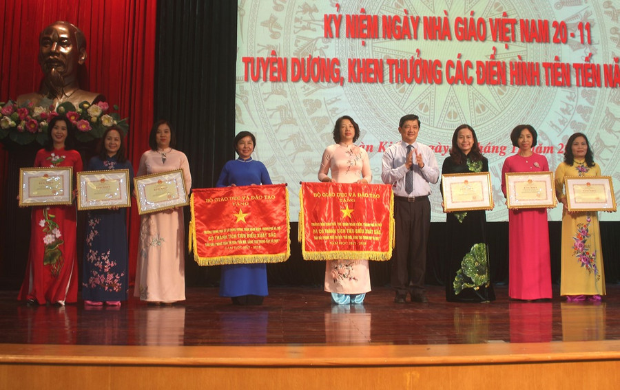 Ngành GD-ĐT Hoàn Kiếm (Hà Nội) tuyên dương, khen thưởng điển hình tiên tiến năm 2018 ảnh 9 Ngành GD-ĐT Hoàn Kiếm (Hà Nội) tuyên dương, khen thưởng điển hình tiên tiến năm 2018 ảnh 9