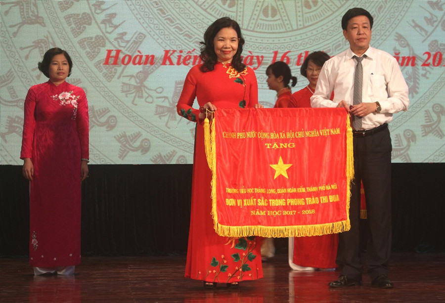 Ngành GD-ĐT Hoàn Kiếm (Hà Nội) tuyên dương, khen thưởng điển hình tiên tiến năm 2018 ảnh 6 Ngành GD-ĐT Hoàn Kiếm (Hà Nội) tuyên dương, khen thưởng điển hình tiên tiến năm 2018 ảnh 6