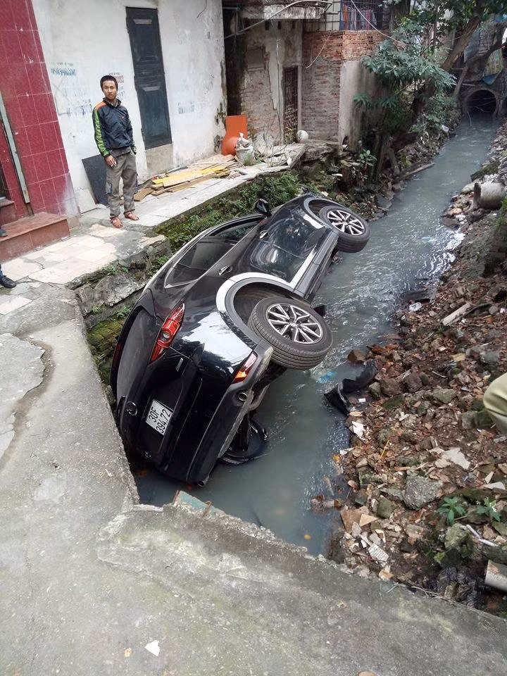 Nữ tài xế lái CX5 lao thẳng xuống mương nước thải tại Hà Nội
