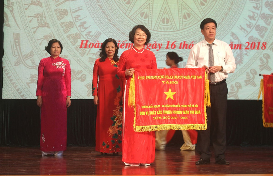 Ngành GD-ĐT Hoàn Kiếm (Hà Nội) tuyên dương, khen thưởng điển hình tiên tiến năm 2018 ảnh 5 Ngành GD-ĐT Hoàn Kiếm (Hà Nội) tuyên dương, khen thưởng điển hình tiên tiến năm 2018 ảnh 5