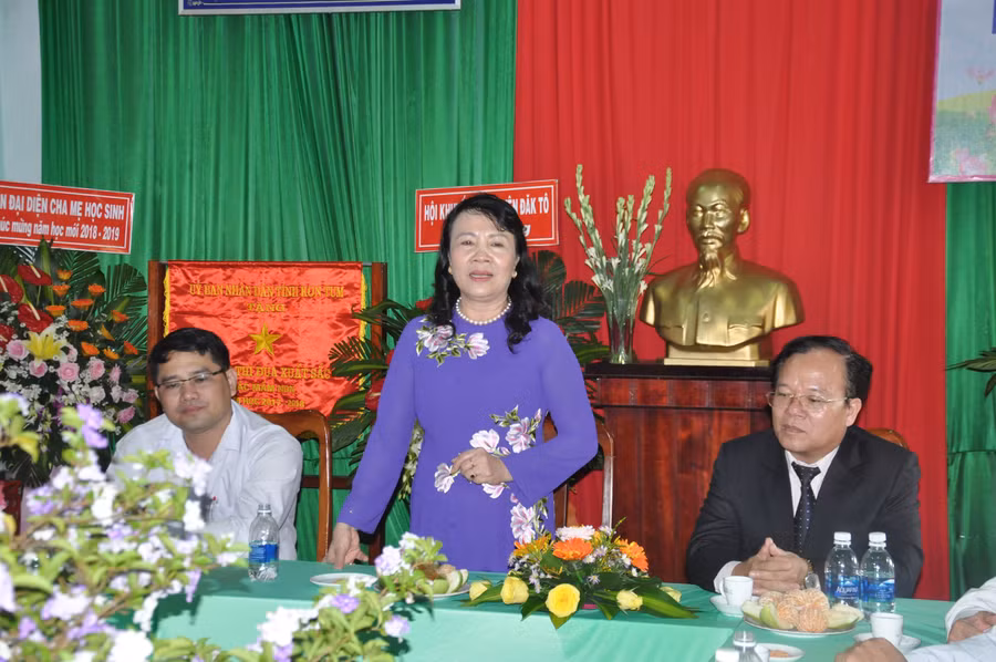 Thứ trưởng Nguyễn Thị Nghĩa làm việc với Trường MN Sao Mai.