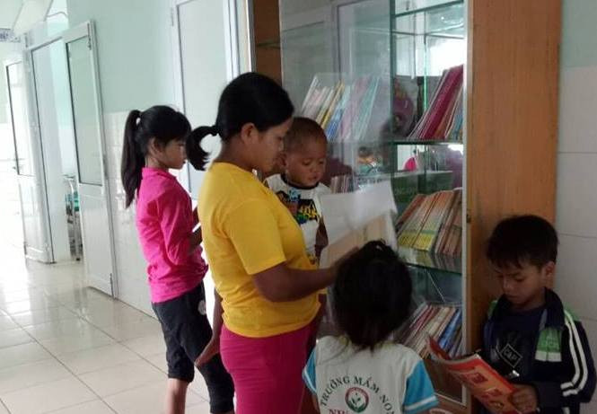 Một tủ sách hiếu học dành cho con em học sinh, người dân tại Trung tâm Y tế huyện Tây Giang (tỉnh Quảng Nam)