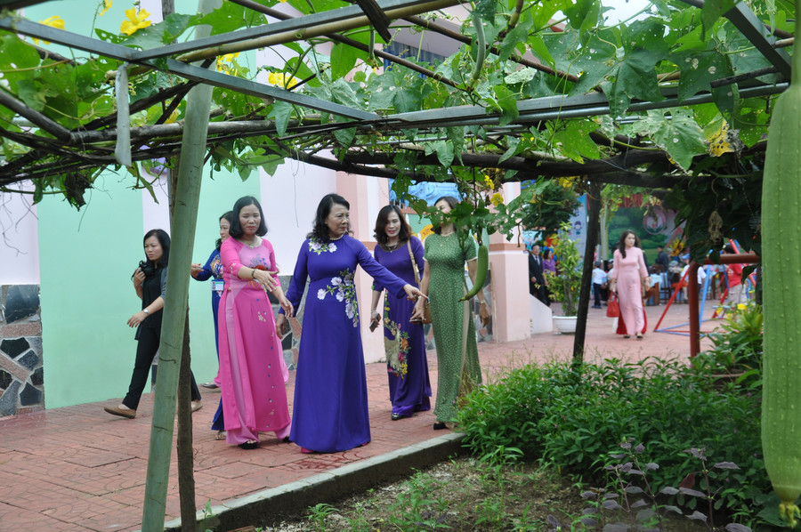 Thứ trưởng thăm không gian học tập của trẻ.