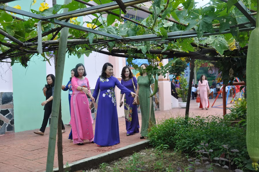 Thứ trưởng thăm không gian học tập của trẻ.