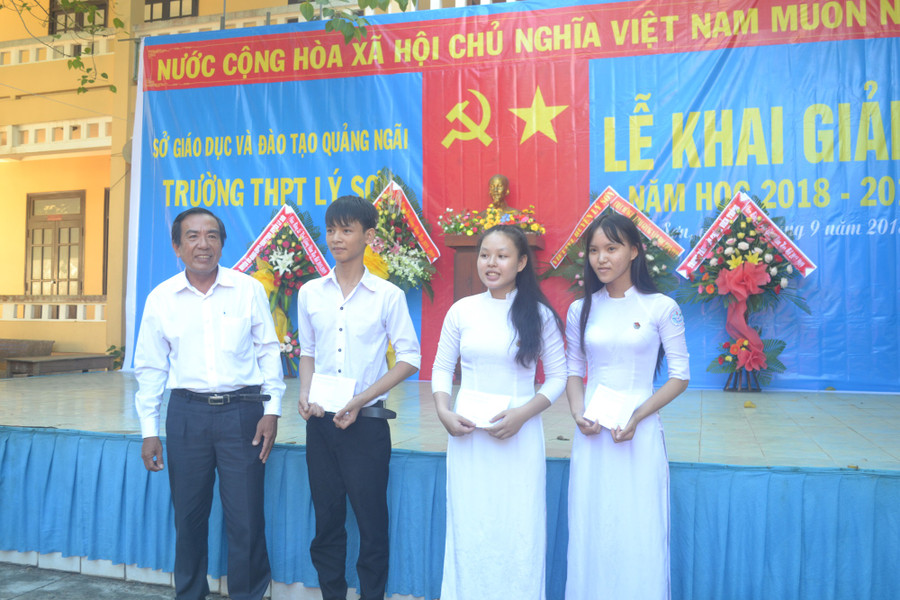 Ngày lễ khai giảng càng trở nên ý nghĩa hơn khi có nhiều suất quà, suất học bổng trao tặng cho con em học sinh