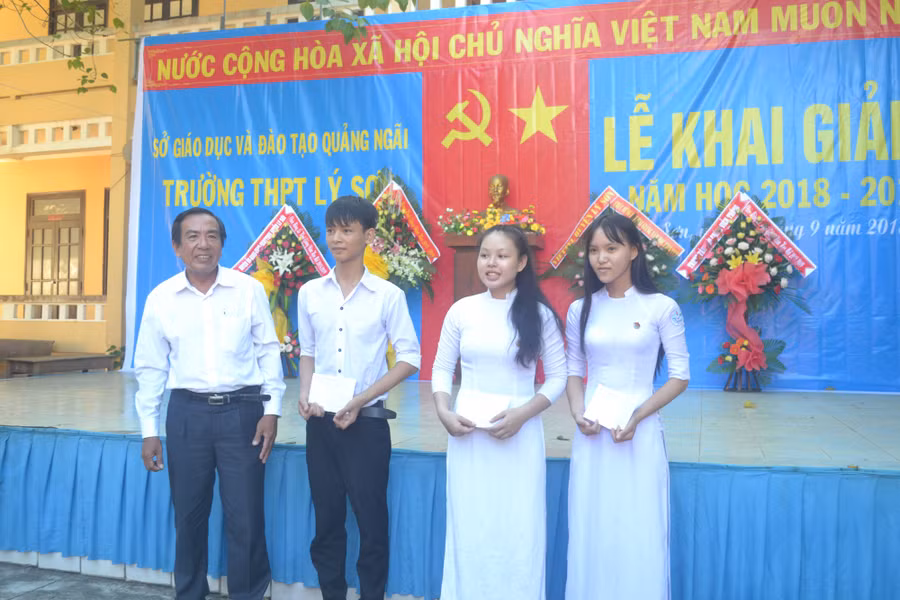 Ngày lễ khai giảng càng trở nên ý nghĩa hơn khi có nhiều suất quà, suất học bổng trao tặng cho con em học sinh