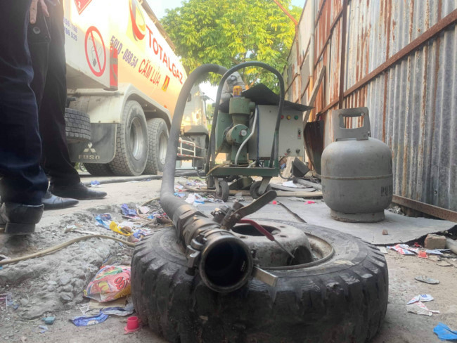 Bơm thủy lực được ông Cần dùng để san chiết gas. Bơm thủy lực được ông Cần dùng để san chiết gas.