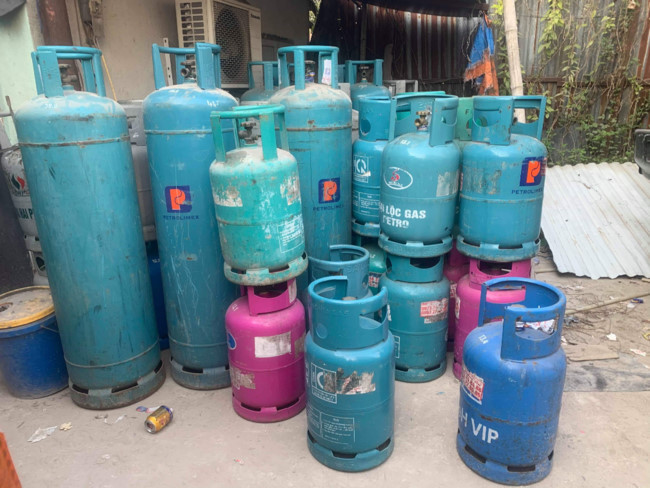 Hàng loạt bình gas được ông Cần dùng để san chiết Hàng loạt bình gas được ông Cần dùng để san chiết