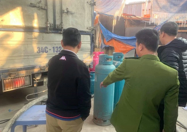 Cơ quan chức năng bắt quả tang xưởng của ông Cần đang san chiết gas trái phép.