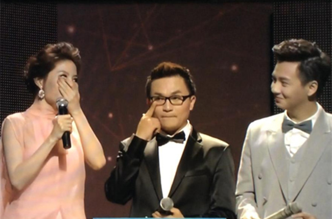 Loạt sự cố hy hữu để đời vừa gây cười, vừa gây sốc của sao Việt trên sóng truyền hình - Ảnh 3. Loạt sự cố hy hữu để đời vừa gây cười, vừa gây sốc của sao Việt trên sóng truyền hình - Ảnh 3.