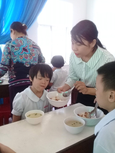 Cô Phương không chỉ dạy và còn lo chăm sóc trẻ trong Trung tâm. Cô Phương không chỉ dạy và còn lo chăm sóc trẻ trong Trung tâm.