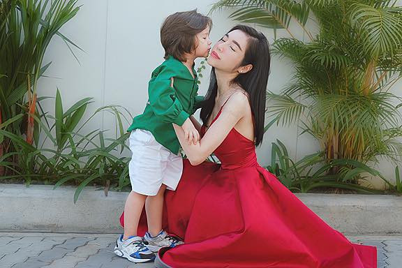 49614717_10213641445377508_4222960008914010112_n Chồng Tây vừa bị lộ danh tính, Elly Trần lại tiết lộ câu chuyện gia đình đầy bất ngờ-10