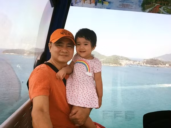  Hai bố con NSND Tự Long trong chuyến đi nghỉ mát. 