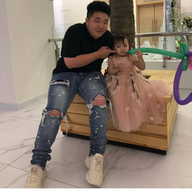 Vừa lộ diện, em trai ruột của cô dâu sống trong lâu đài 7 tầng đã được gần 1000 cô gái kết bạn Facebook-2