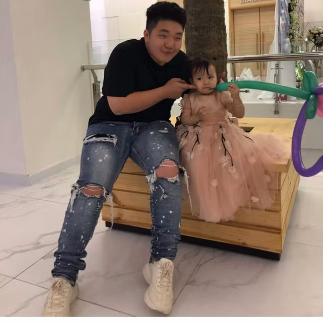 Vừa lộ diện, em trai ruột của cô dâu sống trong lâu đài 7 tầng đã được gần 1000 cô gái kết bạn Facebook-2