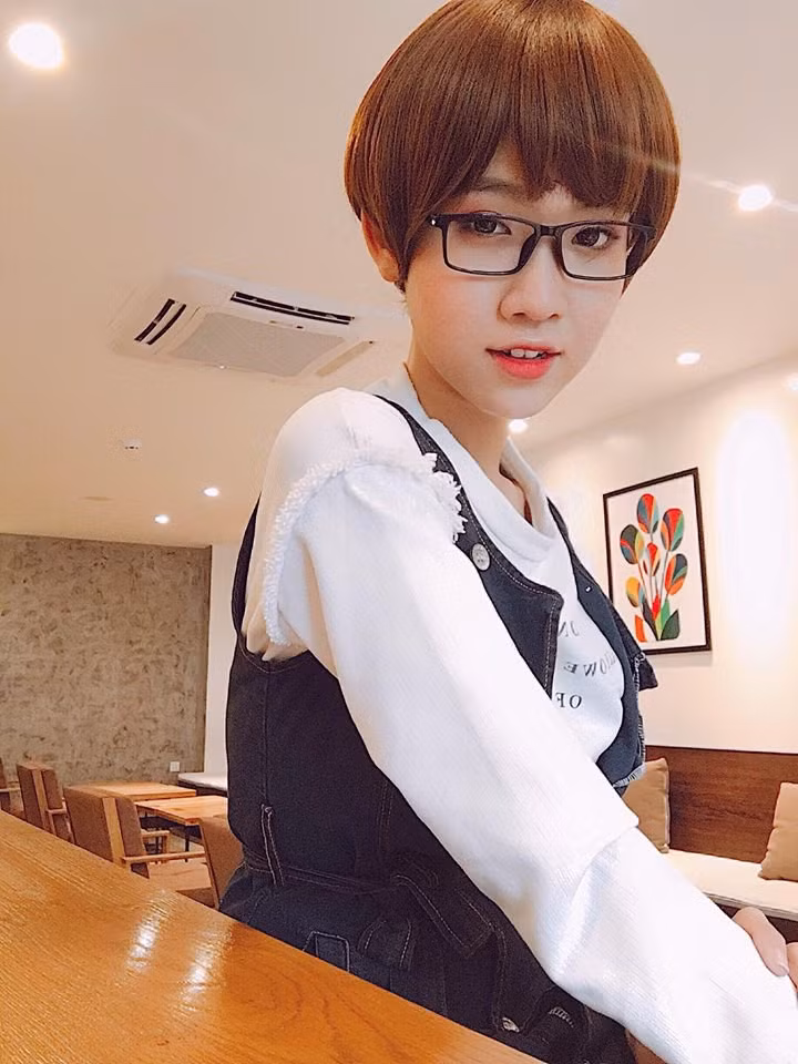 Tóc ngắn cũng không dìm được nhan sắc cô nàng. 