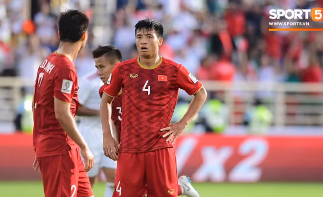 Hàng thủ của tuyển Việt Nam phải nhận 2 bàn thua ở trận gặp Iran. Ảnh: Hiếu Lương.