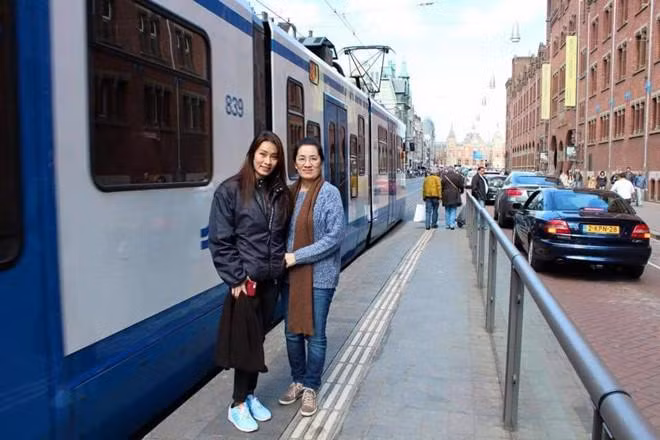 Minh Thư và người thân tại nước ngoài. 