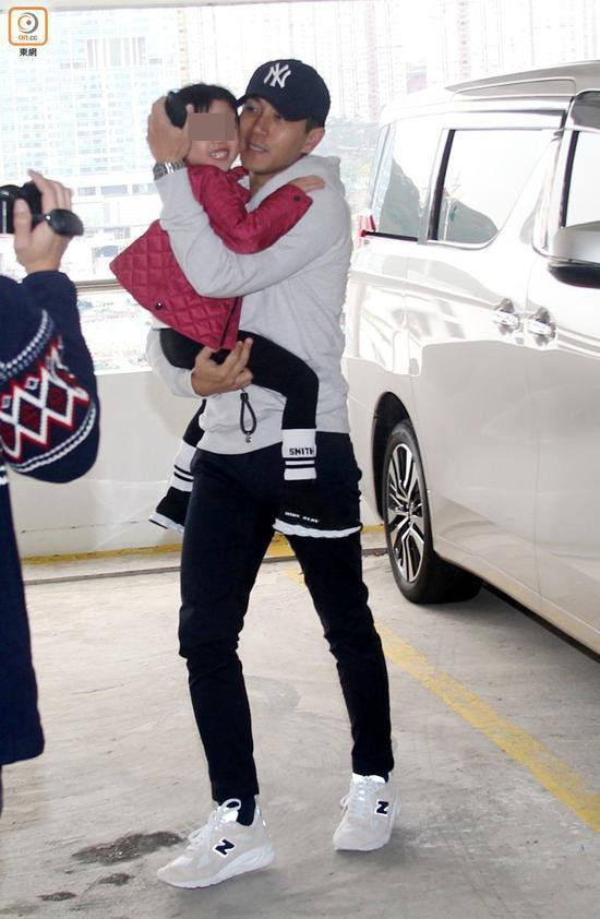 Sợ con gái quên mất mặt mẹ, Dương Mịch đã bất ngờ có hành động này nhưng lại bị mỉa mai - Ảnh 2. Sợ con gái quên mất mặt mẹ, Dương Mịch đã bất ngờ có hành động này nhưng lại bị mỉa mai - Ảnh 2.