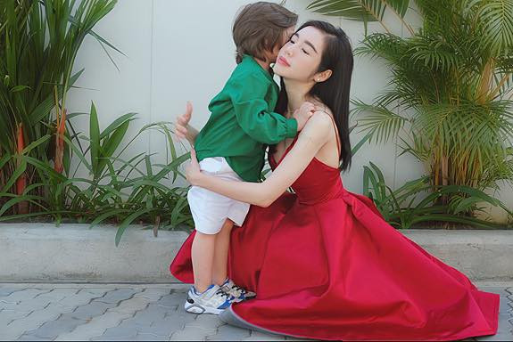 49895836_10213641445217504_3454417719154180096_n Chồng Tây vừa bị lộ danh tính, Elly Trần lại tiết lộ câu chuyện gia đình đầy bất ngờ-12