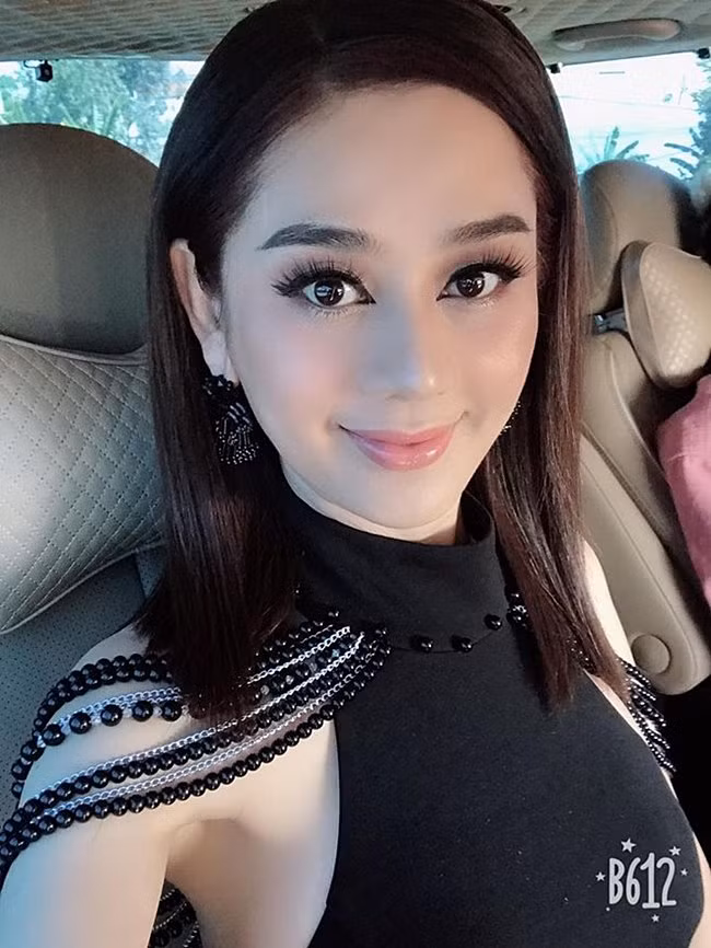 Ca sĩ 40 tuổi cũng sở hữu một chiếc xế hộp riêng làm phương tiện di chuyển. 