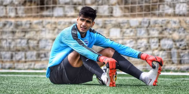 Gurpreet Singh Sandhu (Ấn Độ): Đội tuyển Ấn Độ đã bị loại đầy đáng tiếc sau khi nhận bàn thua trên chấm phạt đền vào phút thứ 90 trong trận đấu với Bahrain. Tuy nhiên, thủ thành Gurpreet Singh Sandhu vẫn có thể ngẩng cao đầu rời giải sau những pha cản phá xuất thần trong trận đấu này. Quang Hai lot top 10 cau thu xuat sac o luot tran thu 3 Asian Cup hinh anh 2