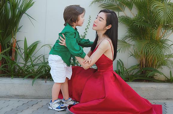 49680359_10213641444577488_5355468435906101248_n Chồng Tây vừa bị lộ danh tính, Elly Trần lại tiết lộ câu chuyện gia đình đầy bất ngờ-11