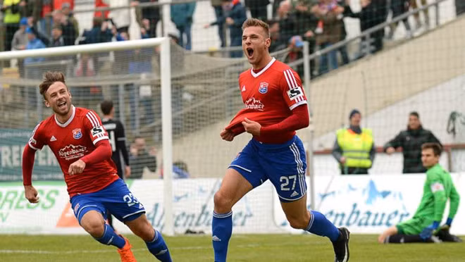 Vitalij Lux (Kyrgyzstan): Lập hat-trick và đưa đội nhà vào vòng 16 đội là những gì Vitalij Lux đã làm cho đội tuyển quốc gia Kyrgyzstan. Tiền đạo sinh ra tại Đức hứa hẹn là nhân tố đem đến bất ngờ trong trận đấu với đội chủ nhà UAE sắp tới. Quang Hai lot top 10 cau thu xuat sac o luot tran thu 3 Asian Cup hinh anh 5