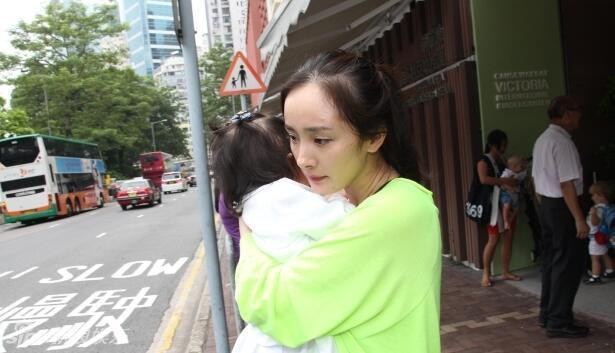 Sợ con gái quên mất mặt mẹ, Dương Mịch đã bất ngờ có hành động này nhưng lại bị mỉa mai - Ảnh 1. Sợ con gái quên mất mặt mẹ, Dương Mịch đã bất ngờ có hành động này nhưng lại bị mỉa mai - Ảnh 1.