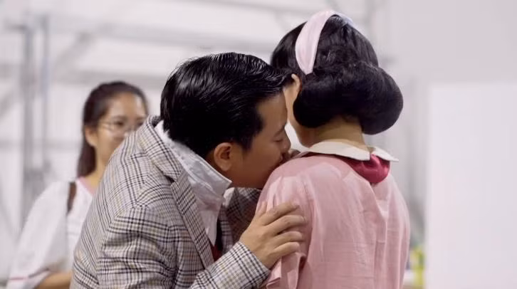 Từ sau khi kết hôn, Nhã Phương và Trường Giang luôn là cặp đôi vợ chồng nhận được sự quan tâm từ phía người hâm mộ lẫn giới truyền thông. Dù mang tiếng đào hoa và vướng nhiều scandal trước đó nhưng từ khi lấy Nhã Phương, Trường Giang có vẻ thay đổi và thể hiện nhiều đức tính đáng quý ở một người chồng mẫu mực. Mới đây, clip hậu trường một buổi quay film quảng cáo đã được chia sẻ. Trong đó, hình ảnh khiến công chúng đặc biệt chú ý là cảnh Trường Giang không ngại ngần ghé sát miệng vào cổ áo để cắn đi sợi chỉ thừa trong trang phục của Nhã Phương. Sau đó, anh ân cần và tỉ mỉ chỉnh sửa cổ áo cho vợ. Trong khi đó, Nhã Phương dường như đang chăm chú đọc lại lời thoại trong kịch bản. Hình ảnh của Trường Giang và Nhã Phương đã nhanh chóng được người hâm mộ yêu thích và chia sẻ. Nhiều cư dân mạng không khỏi trầm trồ trước hành động mà nam nghệ sĩ hài dành cho vợ: 