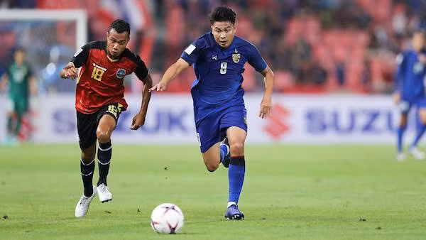 Thitipan Puangchan (Thái Lan): Tuyển Thái Lan đã có thời điểm bị chặn đứng cánh cửa đi tiếp sau khi họ để đội chủ nhà UAE dẫn trước chỉ sau 7 phút bóng lăn. Tuy nhiên, sự xuất sắc của Thitipan Puangchan đã giúp “Voi chiến” chứng minh mình đủ sức để góp mặt vào vòng 1/8 Asian Cup. Sau đó, tiền vệ 26 tuổi đã được liên hệ và chuyển đến thi đấu tại Nhật Bản. Quang Hai lot top 10 cau thu xuat sac o luot tran thu 3 Asian Cup hinh anh 1