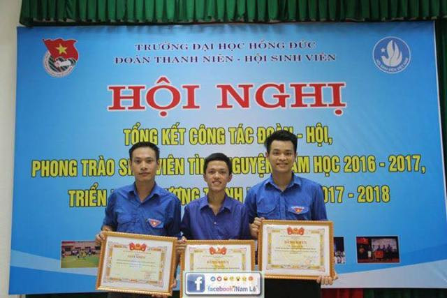 Lê Bá Quyết (ngoài cùng, bên trái)