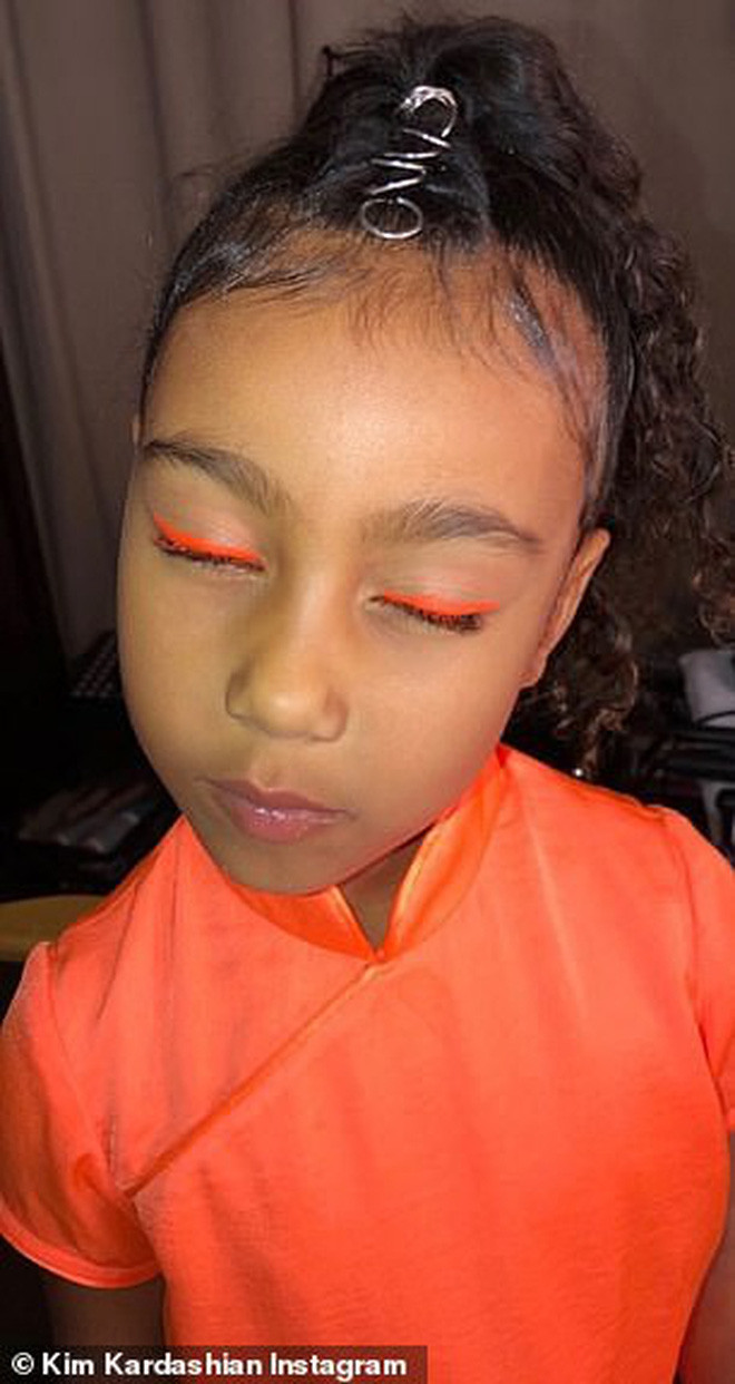 Đẳng cấp rich kid sang chảnh nhất Hollywood: Con gái Kim Kardashian mới 5 tuổi đã tập đi giày cao gót giá cao ngất - Ảnh 4. Đẳng cấp rich kid sang chảnh nhất Hollywood: Con gái Kim Kardashian mới 5 tuổi đã tập đi giày cao gót giá cao ngất - Ảnh 4.