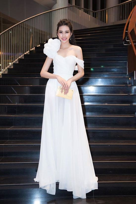 ba xa cong vinh dep nhat tuan voi vay khoe lung ong hinh anh 6