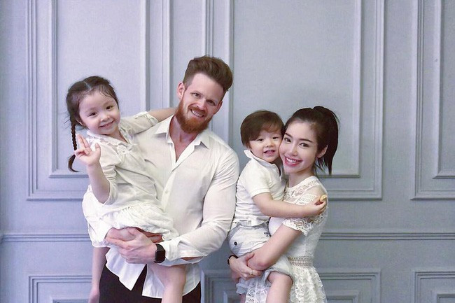 Chồng Tây vừa bị lộ danh tính, Elly Trần lại tiết lộ câu chuyện gia đình đầy bất ngờ - Ảnh 12. Chồng Tây vừa bị lộ danh tính, Elly Trần lại tiết lộ câu chuyện gia đình đầy bất ngờ-15