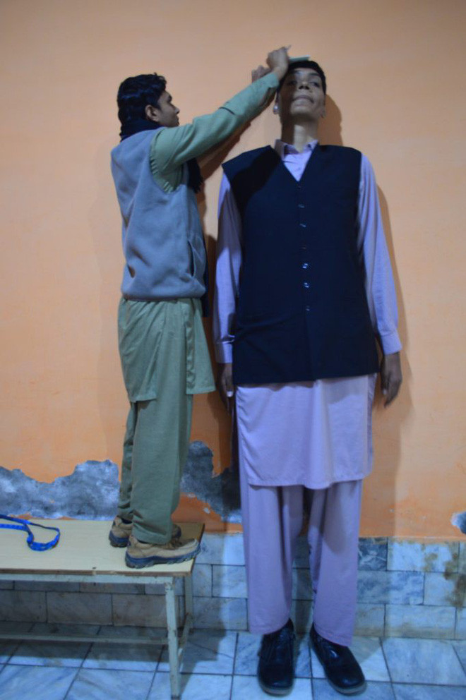 Cao đến gần 2 m&#233;t rưỡi, thanh ni&#234;n Pakistan khổ sở v&#236; m&#227;i kh&#244;ng t&#236;m được người y&#234;u - Ảnh 2.
